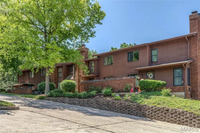 $2,200 | 1940 Meadowtree Lane, Unit 1, Kirkwood, MO 63122