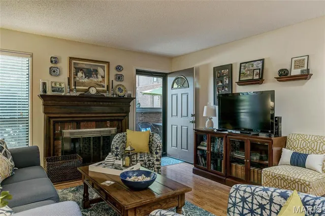 $2,200 | 1940 Meadowtree Lane, Unit 1, Kirkwood, MO 63122