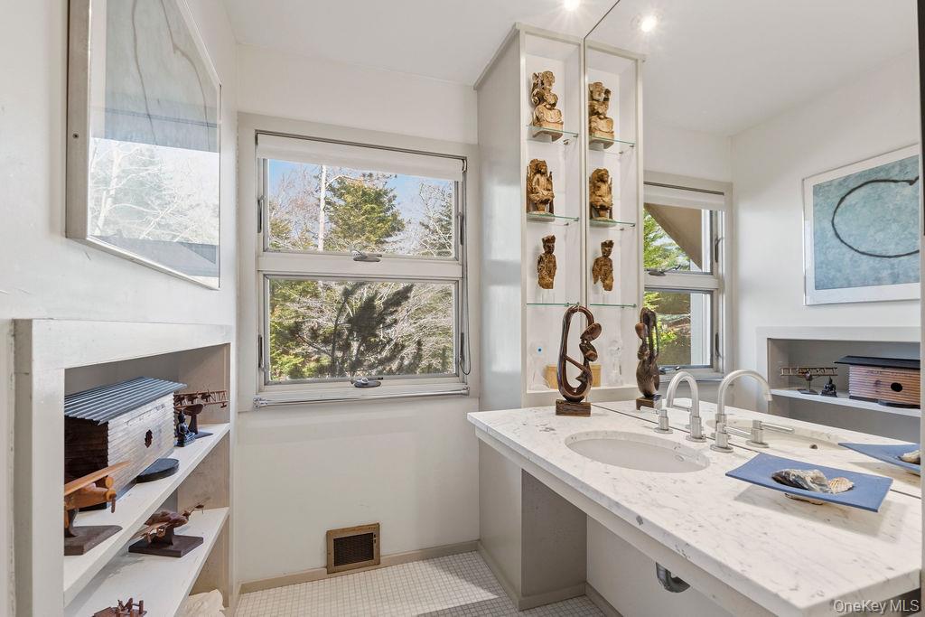 27 Atterbury Road Southampton, NY 11968 - Photo 14 of 29