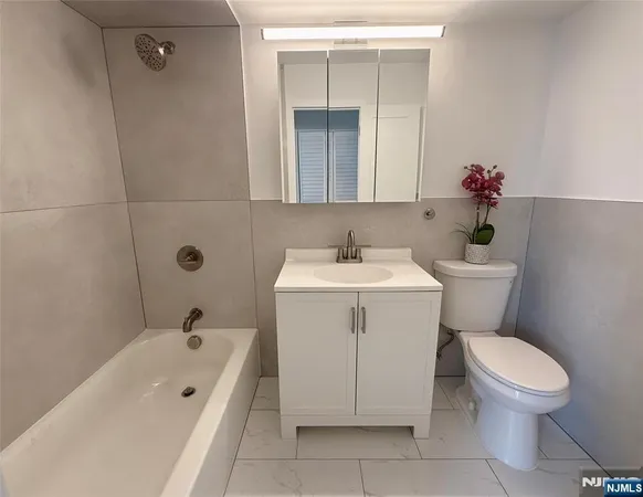 $2,600 | 1590 Anderson Avenue, Unit 16F, Fort Lee, NJ 07024