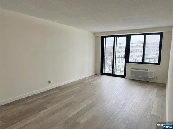 $2,600 | 1590 Anderson Avenue, Unit 16F, Fort Lee, NJ 07024