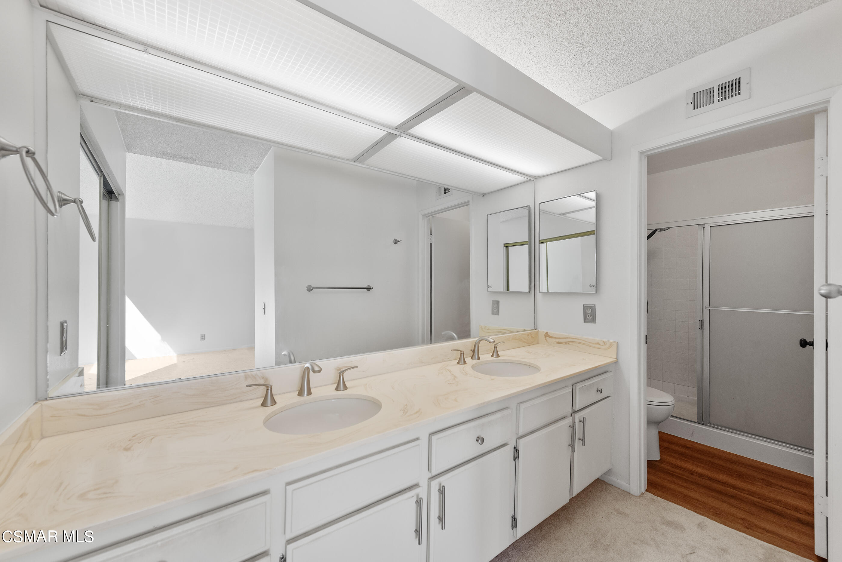 837 Hillview Circle Simi Valley, CA 93065 - Photo 25 of 42 a bathroom with double sink and a mirror