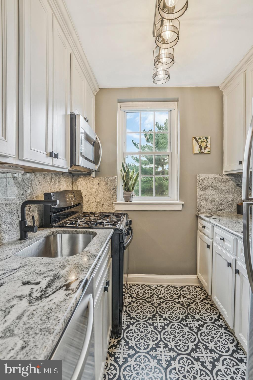 22 South Old Glebe Road, Unit 102D Arlington, VA 22204 - Photo 8 of 30 Updated Kitchen