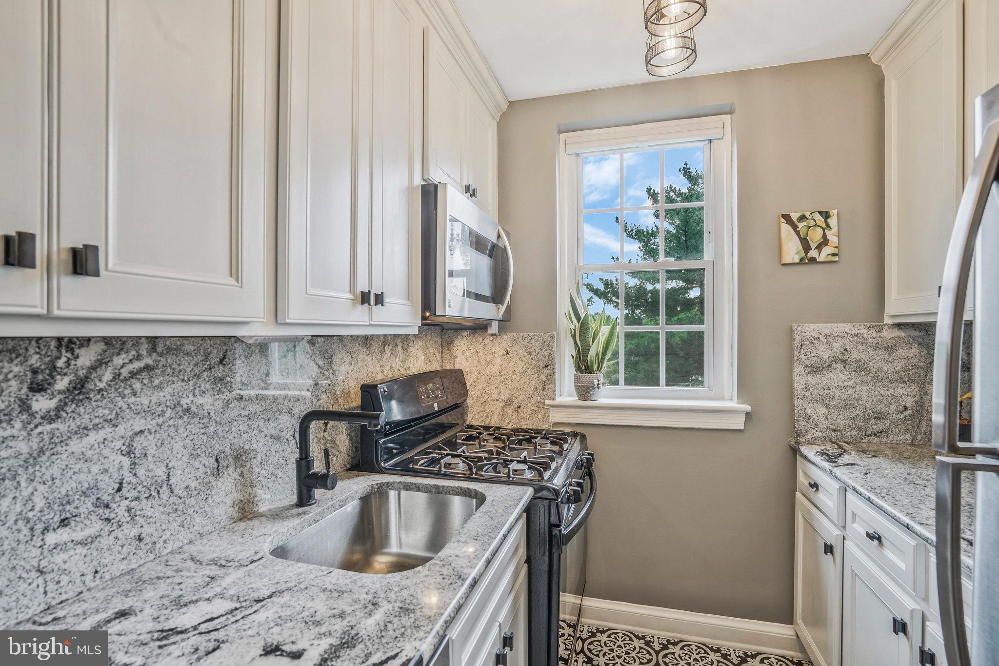 22 South Old Glebe Road, Unit 102D Arlington, VA 22204 - Photo 9 of 30 Updated Kitchen