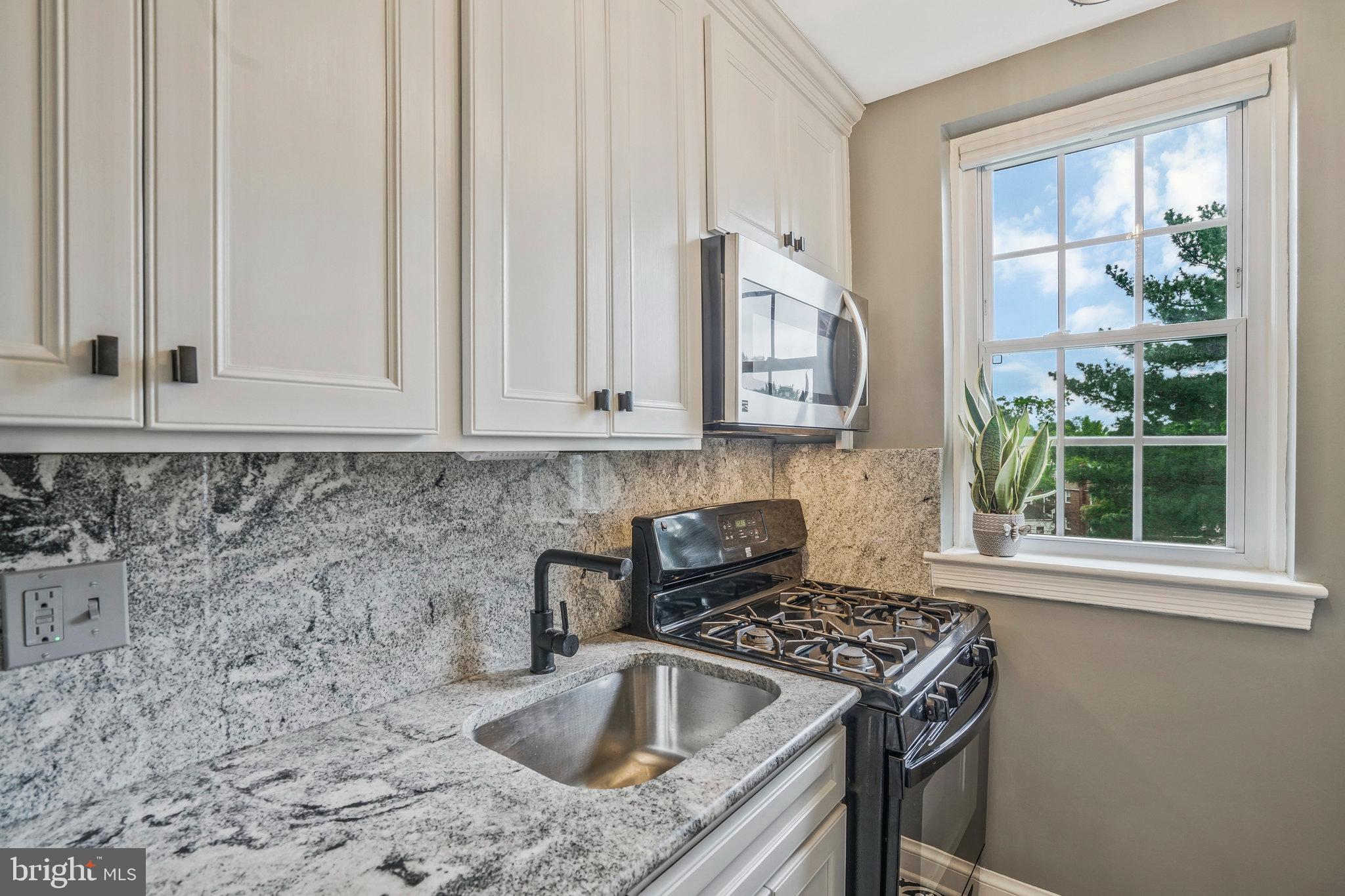 22 South Old Glebe Road, Unit 102D Arlington, VA 22204 - Photo 10 of 30 Updated Kitchen