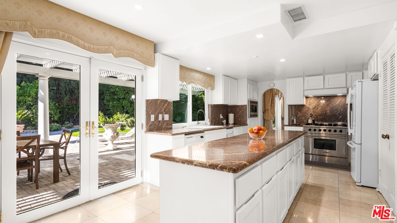 16230 Meadowcrest Road Sherman Oaks, CA 91403 - Photo 8 of 23