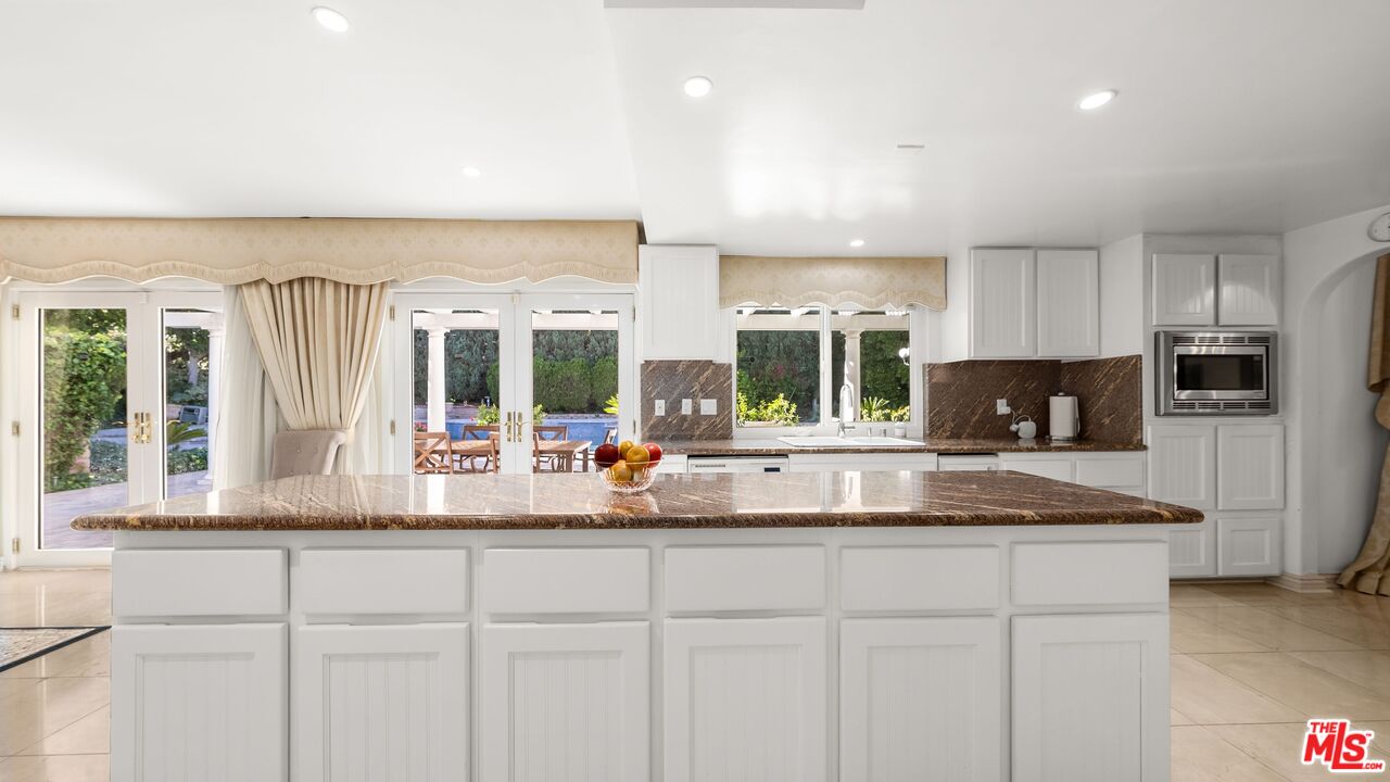 16230 Meadowcrest Road Sherman Oaks, CA 91403 - Photo 9 of 23