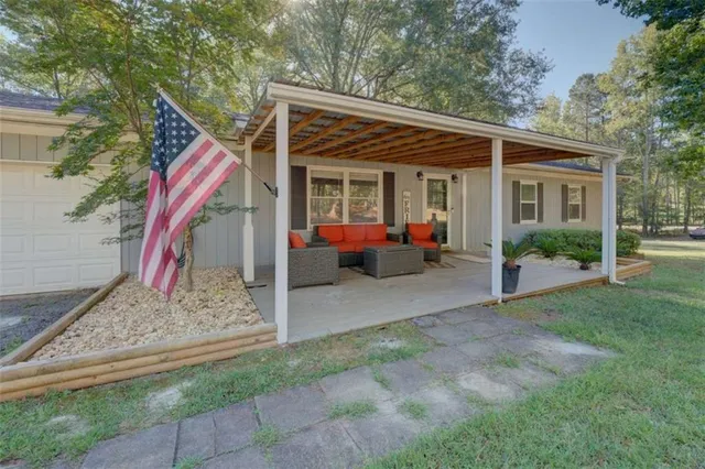 a view of a house with backyard