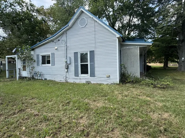 a view of a house with a yard