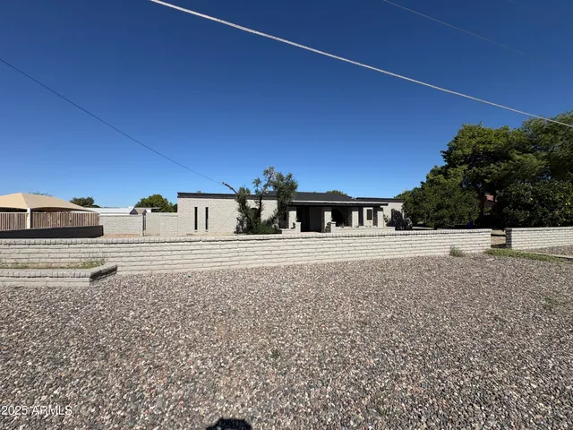 a view of back yard of the house
