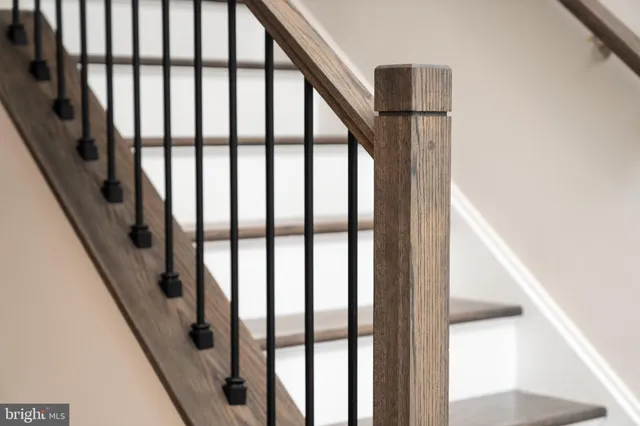 a picture of a bench in a white house