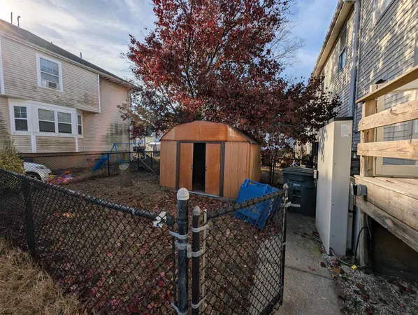 a view of a backyard