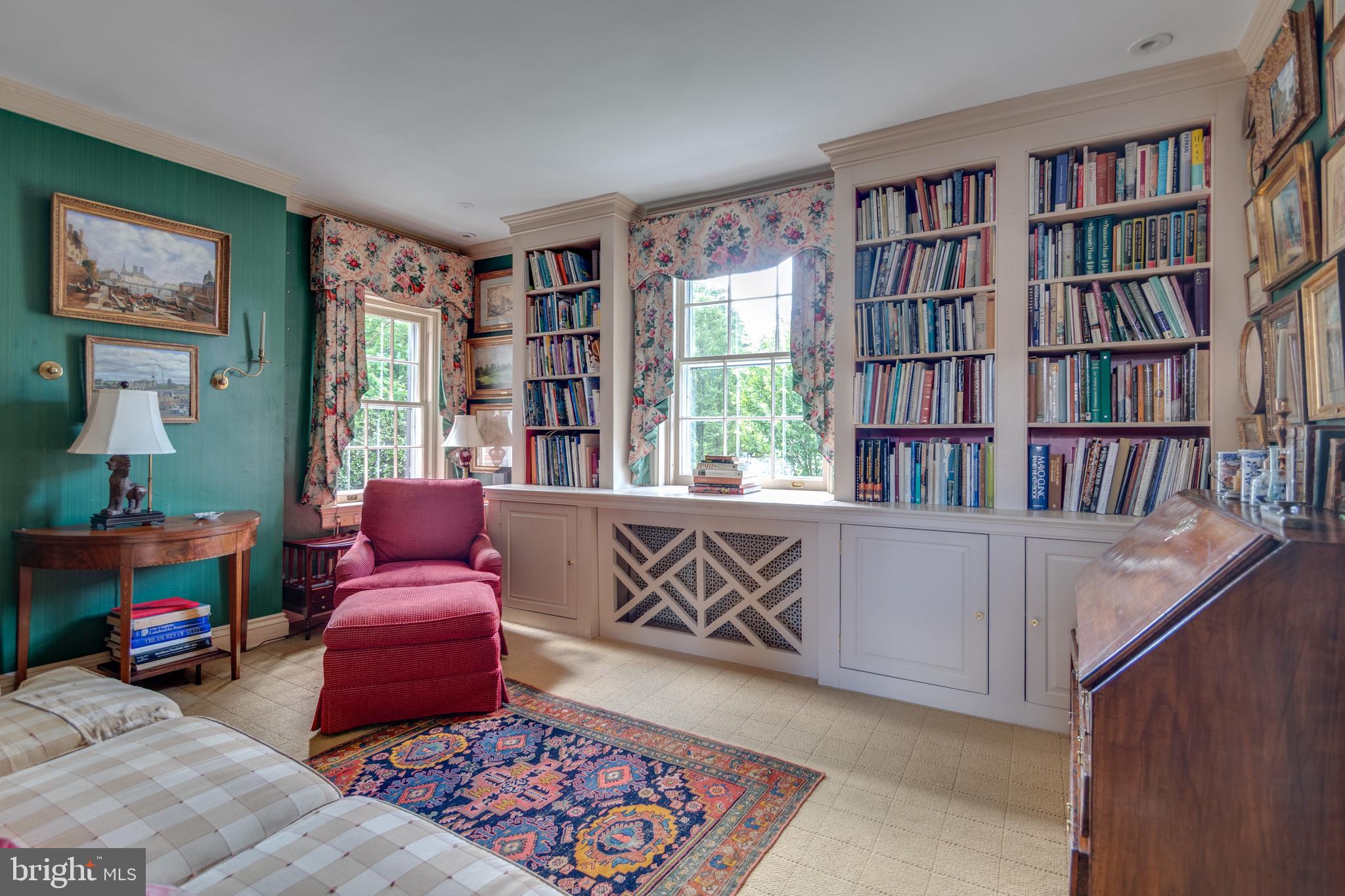 206 North View Terrace Alexandria, VA 22301 - Photo 19 of 37 a living room with furniture and book shelf