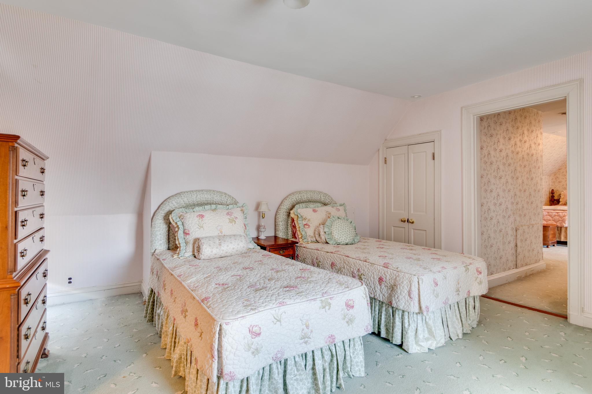 206 North View Terrace Alexandria, VA 22301 - Photo 26 of 37 a bedroom with two beds and a dresser