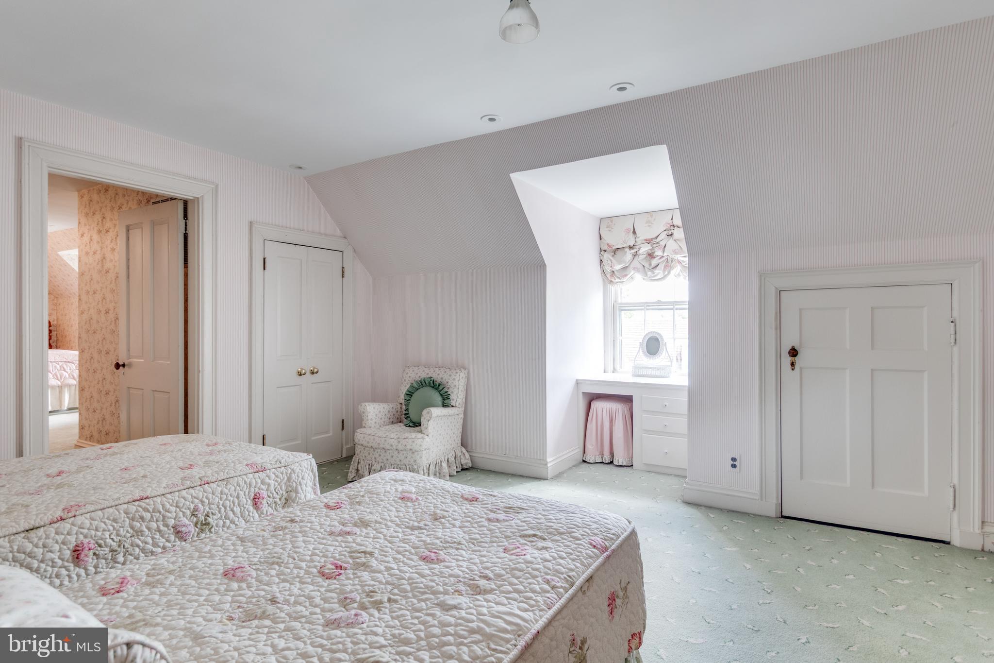 206 North View Terrace Alexandria, VA 22301 - Photo 27 of 37 a bedroom with a bed and a window