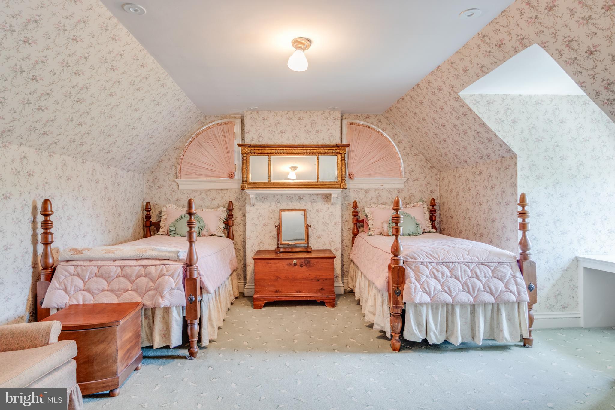 206 North View Terrace Alexandria, VA 22301 - Photo 28 of 37 a bedroom with bed and window