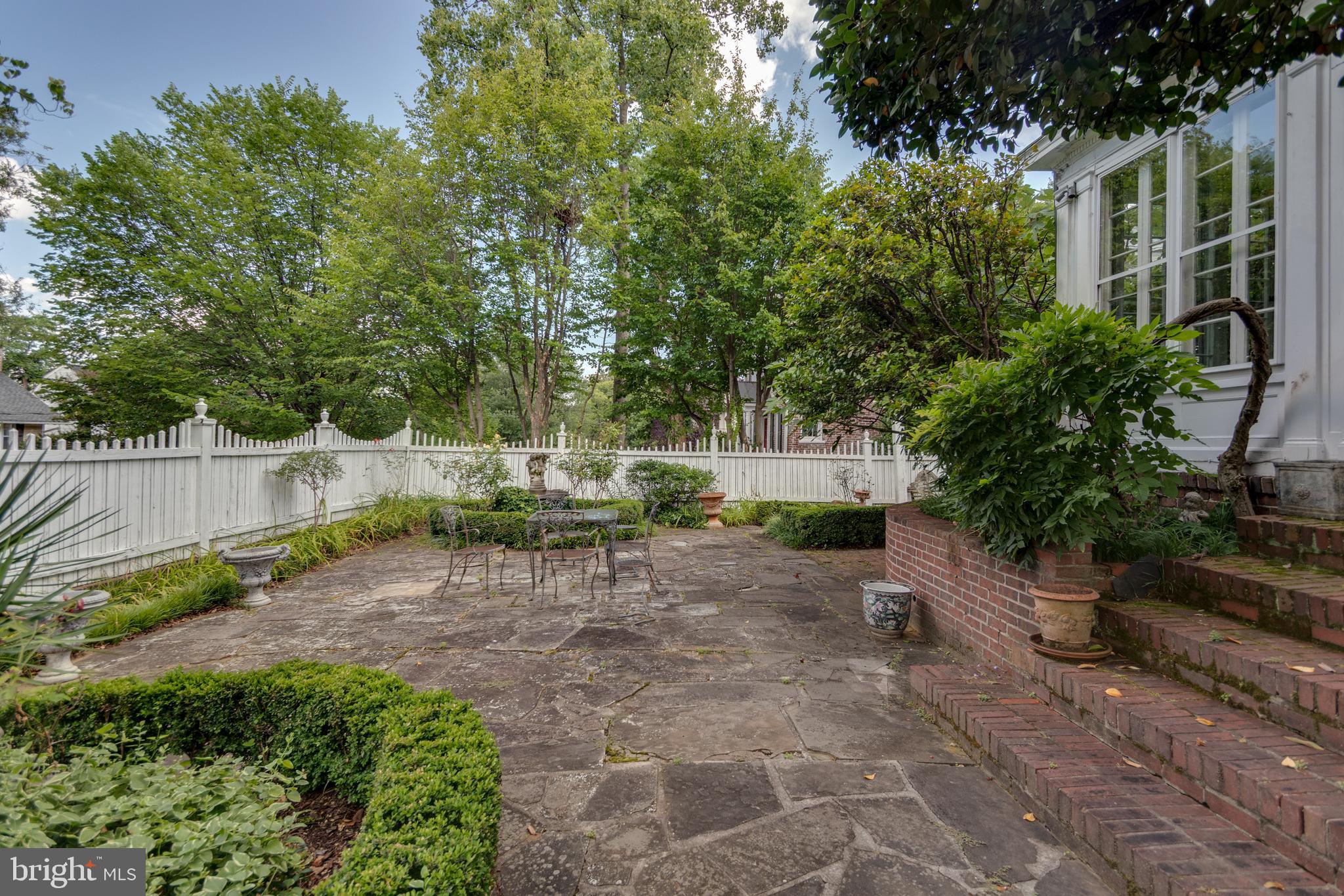 206 North View Terrace Alexandria, VA 22301 - Photo 32 of 37 a view of backyard with a table and chairs and potted plants