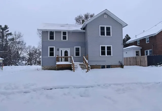 a view of a house with backyard