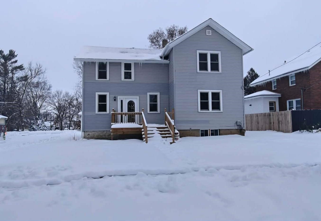 a view of a house with backyard