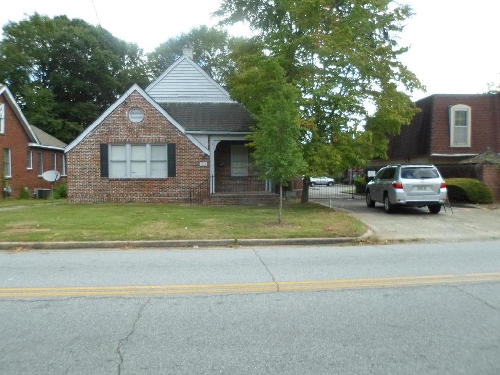 a view of house and yard