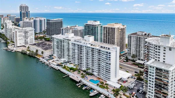 $3,650 | 5700 Collins Avenue, Unit 7J, Miami Beach, FL 33140