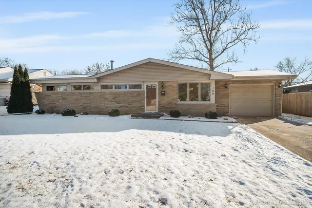 $399,000 | 104 Briar Lane, North Aurora, IL 60542