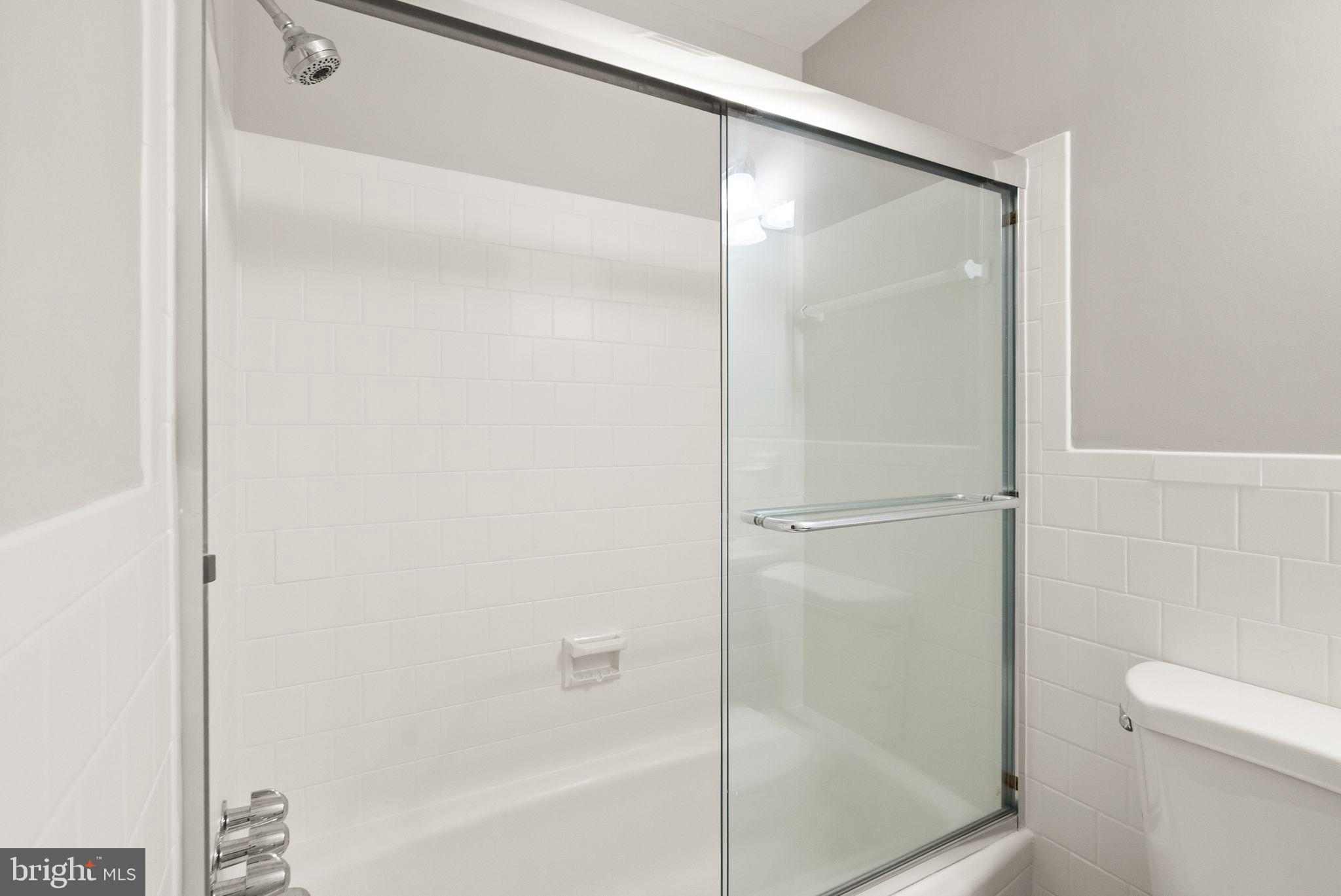 6611 Burlington Place Springfield, VA 22152 - Photo 23 of 41 a bathroom with a bathtub