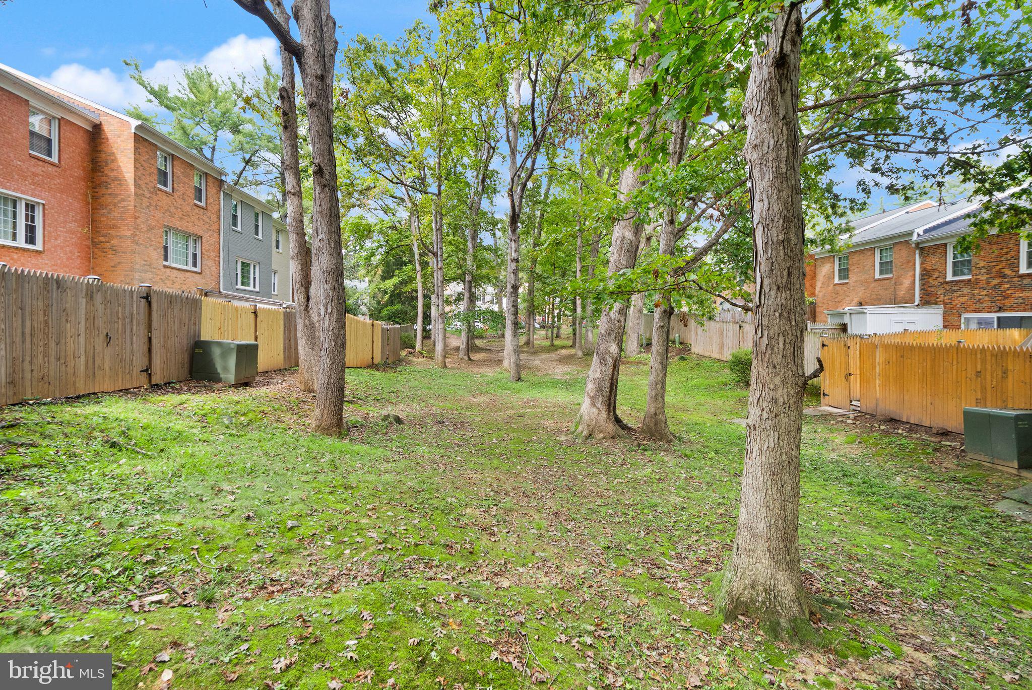 6611 Burlington Place Springfield, VA 22152 - Photo 37 of 41 a backyard of a house with lots of green space