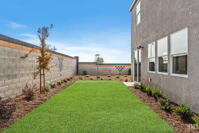 a view of a back yard