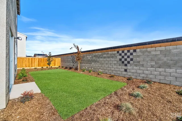 a view of a back yard