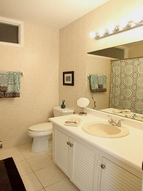 1120 Manchester Drive Raleigh, NC 27609 - Photo 7 of 13 This hall bath has lots of Ceramic tile, and is light & bright. Bathroom