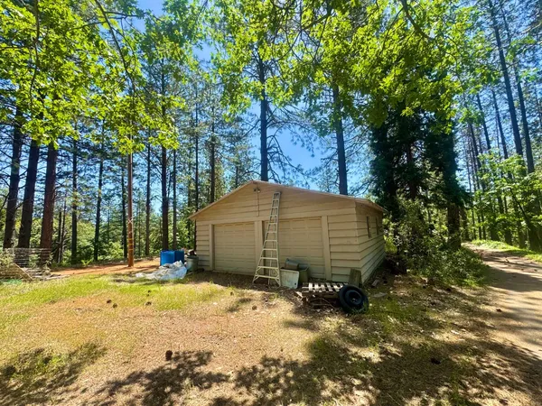 a view of a backyard