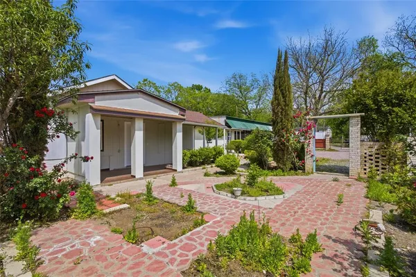 $1,800 | 2543 County Road 332, McKinney, TX 75071