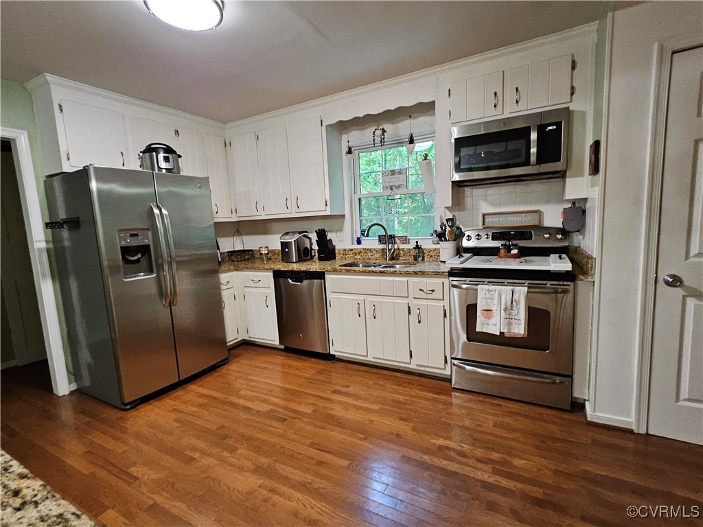 7106 Full Rack Drive Midlothian, VA 23112 - Photo 11 of 26 a kitchen with stainless steel appliances a stove a sink and a refrigerator