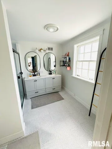 $359,000 | 603 Country Club Drive, Hannibal, MO 63401