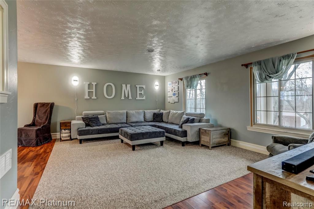 15580 Graves Road Pinckney, MI 48169 - Photo 4 of 29
