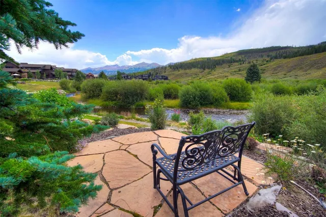 a view of a pathway with a yard