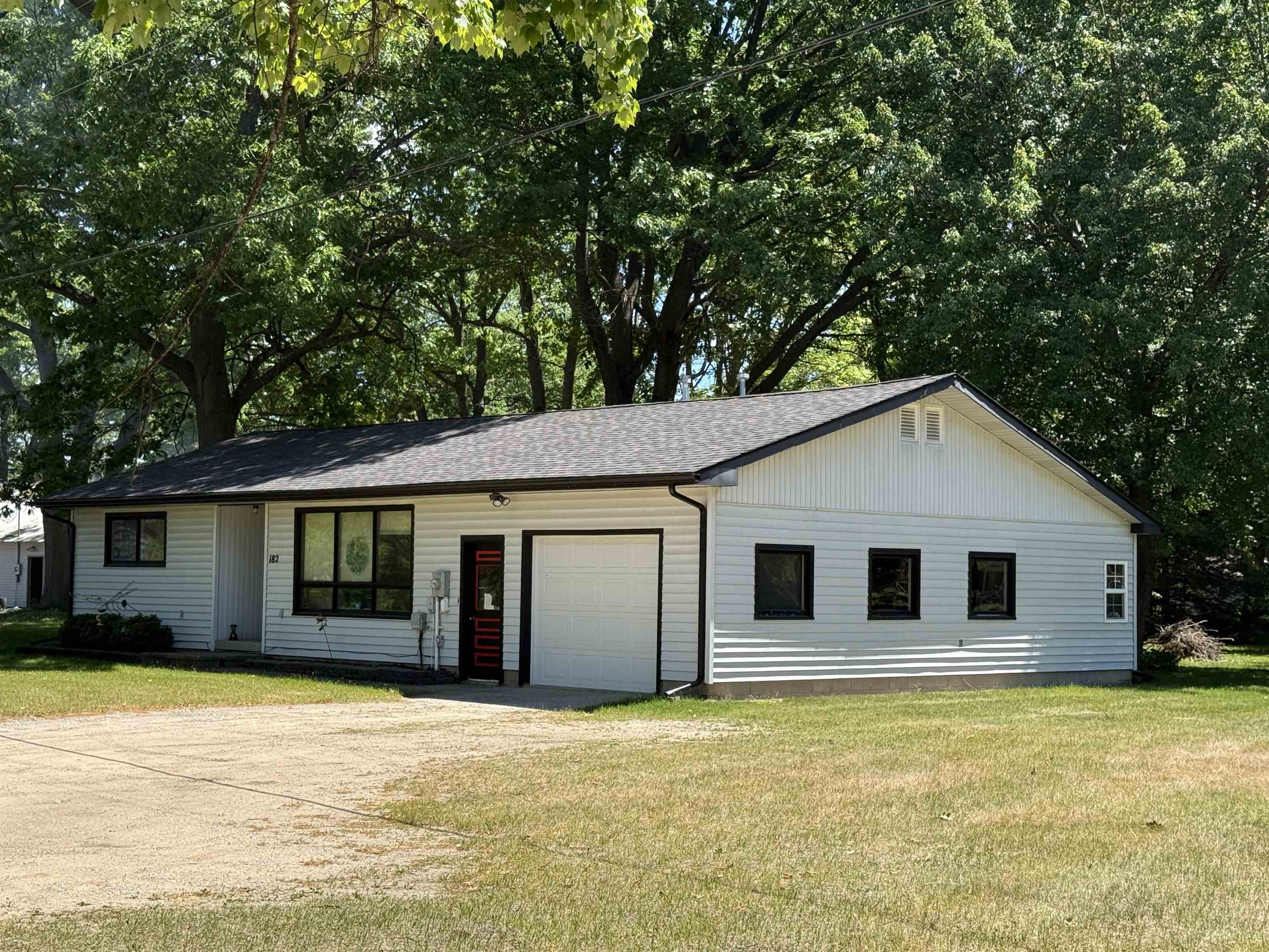182 Highway 61 Gladwin, MI 48624 - Photo 2 of 8