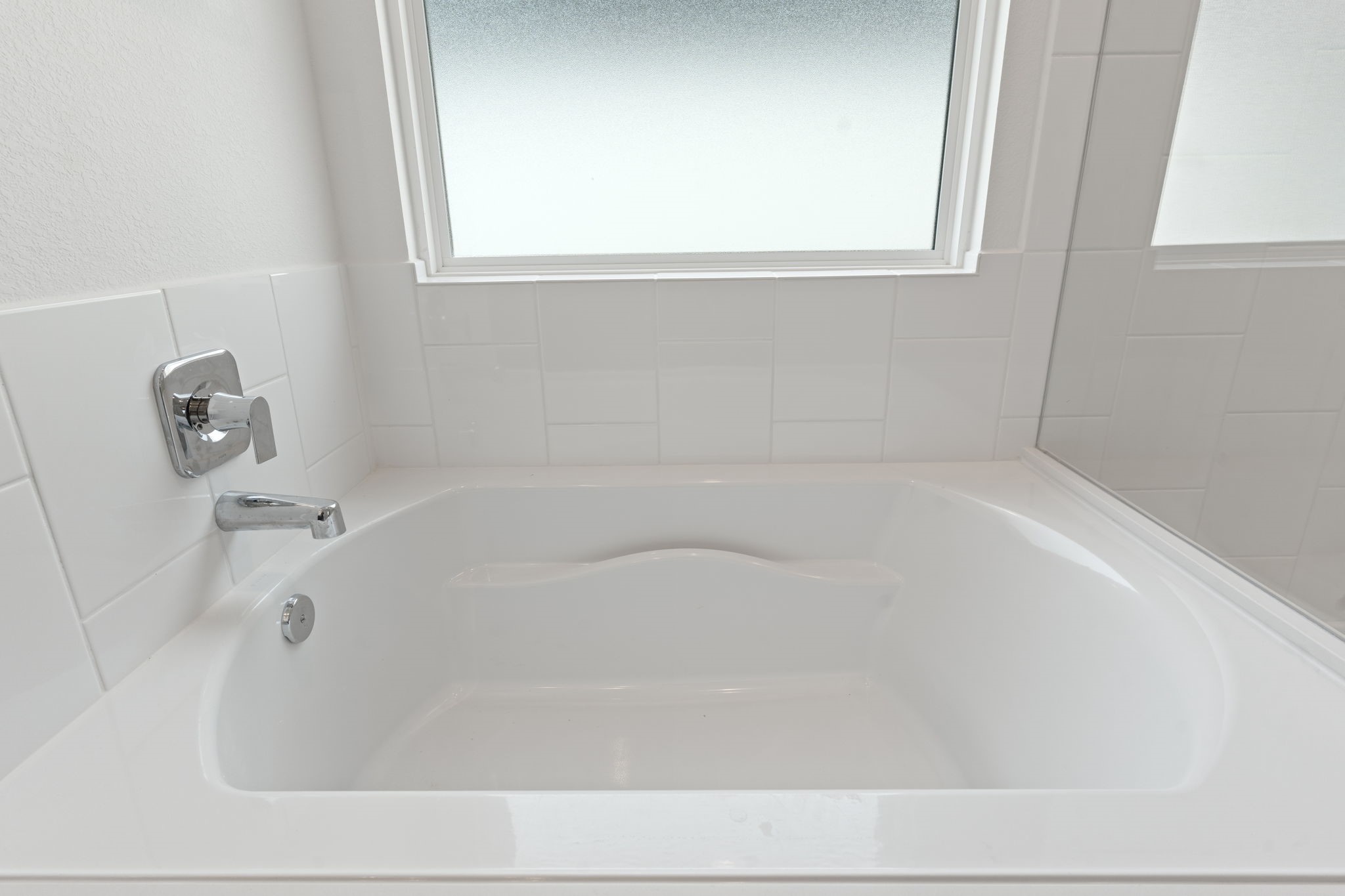 1603 Cinque Terre Way Richmond, TX 77406 - Photo 28 of 31 a white bath tub sitting next to a window