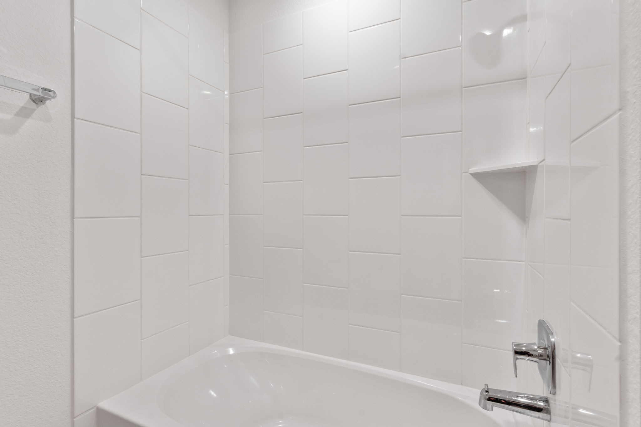 1603 Cinque Terre Way Richmond, TX 77406 - Photo 7 of 31 a bathroom with a bathtub