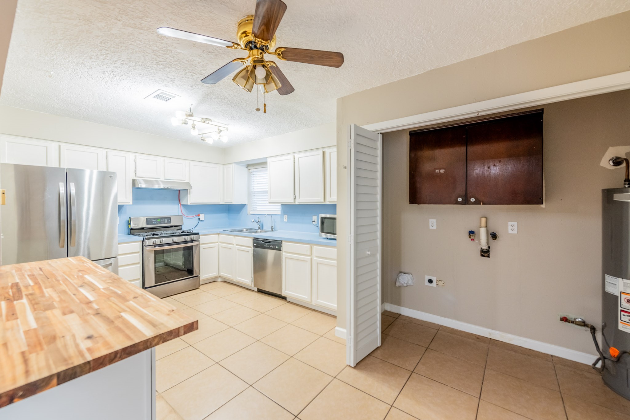 10823 Overlea Drive Houston, TX 77089 - Photo 11 of 36 a kitchen with granite countertop a stove a sink and a refrigerator with wooden floor