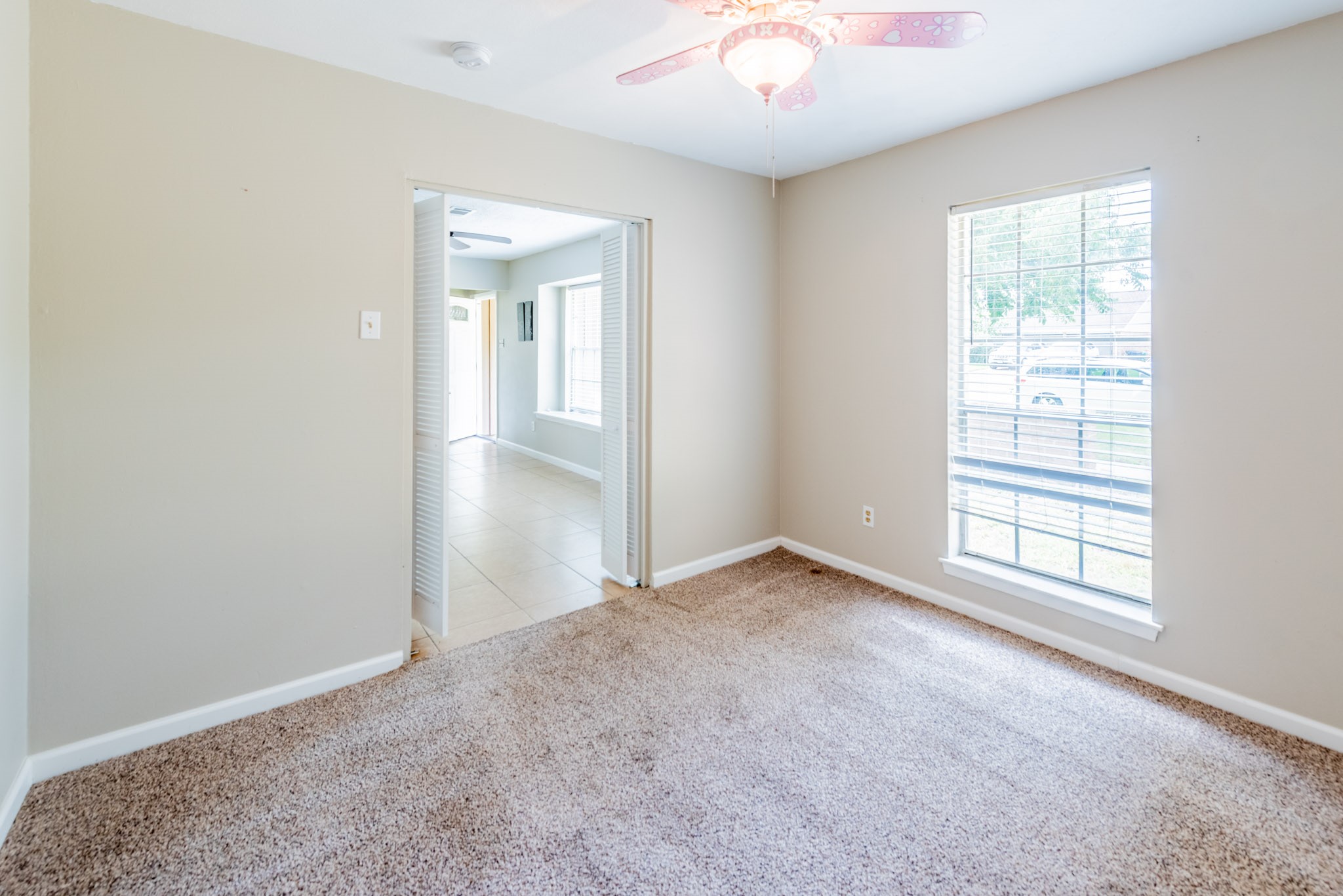10823 Overlea Drive Houston, TX 77089 - Photo 21 of 36 an empty room with windows and closet