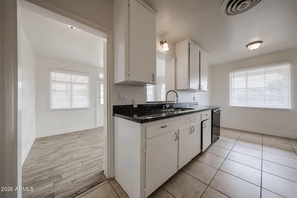 $1,895 | 2340 West Osborn Road, Phoenix, AZ 85015