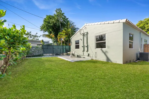 $2,300 | 1928-1930 Adams Street, Hollywood, FL 33020