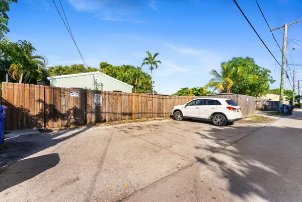 $2,300 | 1928-1930 Adams Street, Hollywood, FL 33020