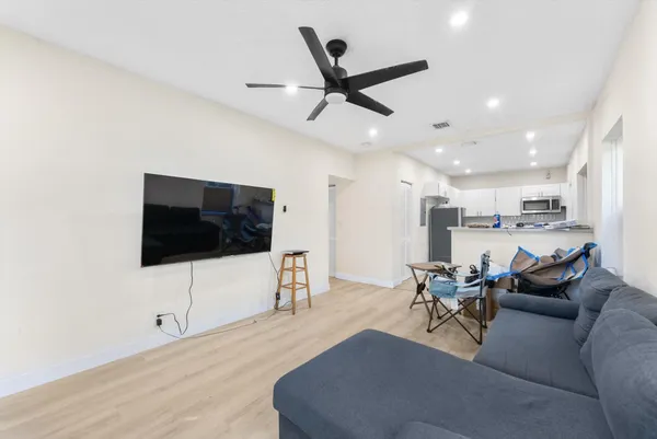 $2,300 | 1928-1930 Adams Street, Hollywood, FL 33020