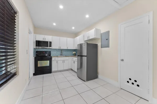 $2,300 | 1928-1930 Adams Street, Hollywood, FL 33020