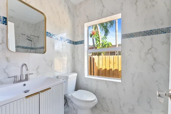 $2,300 | 1928-1930 Adams Street, Hollywood, FL 33020