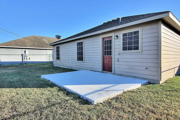 a view of a backyard