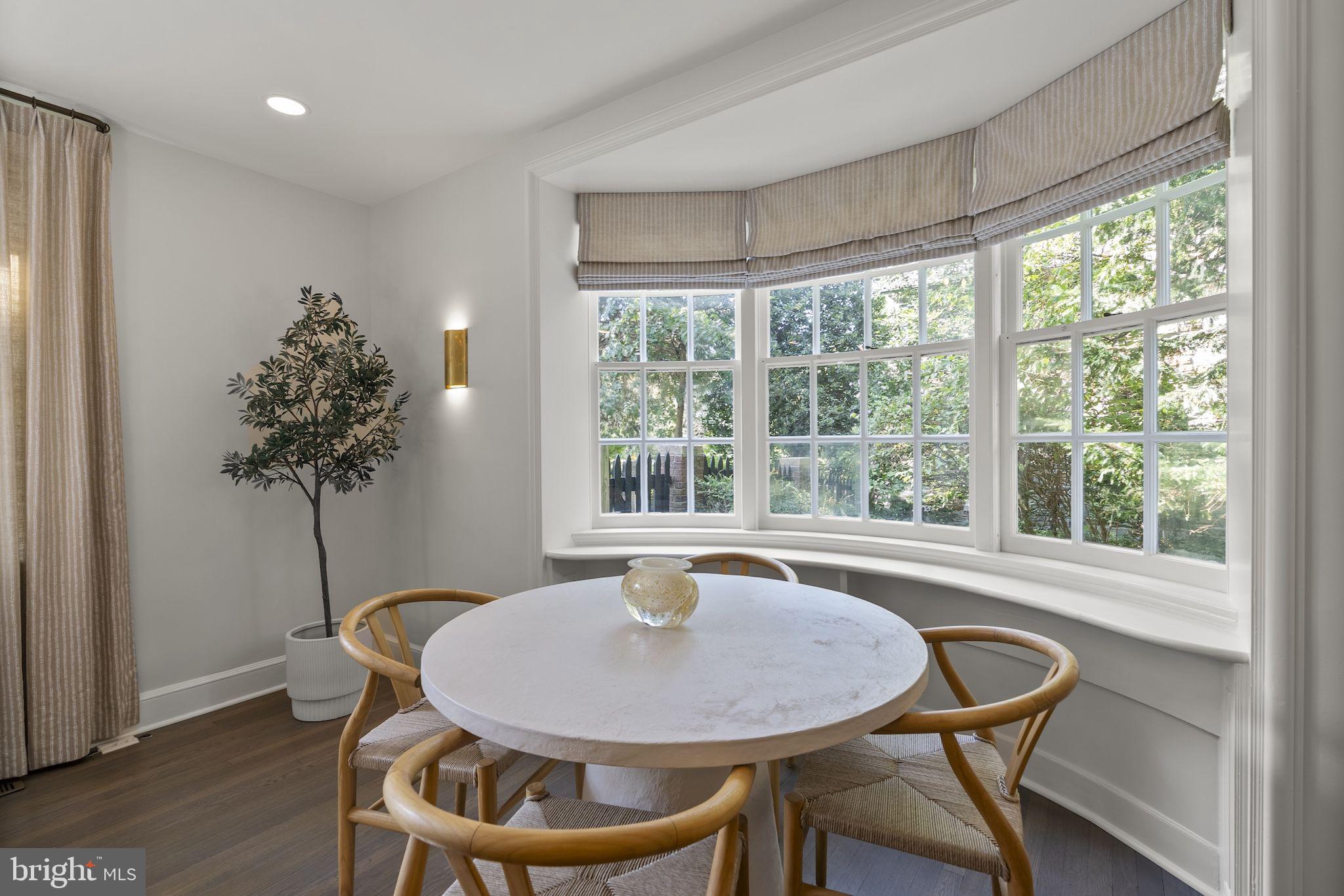 203 East Highfield Road Baltimore, MD 21218 - Photo 20 of 49 a dining room with furniture and window